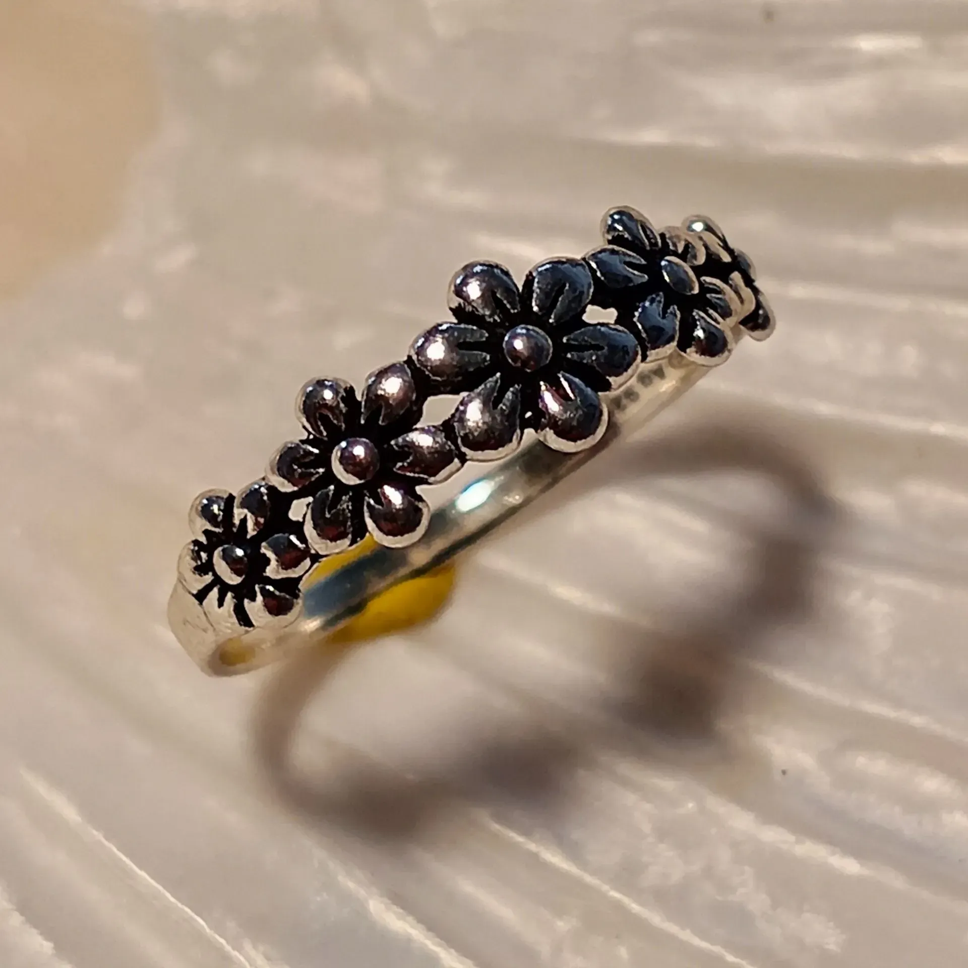 Silberring mit Blütenmotiv